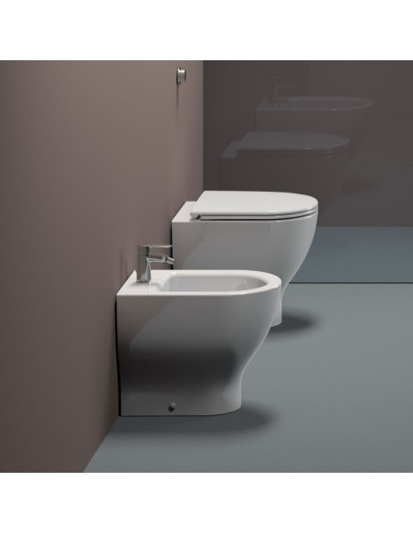 Coppia Sanitari Filomuro Vaso e Bidet a Terra Senza Brida + Coprivaso Soft-Close | Gsi City Pro 52.35 Coppia Sanitari