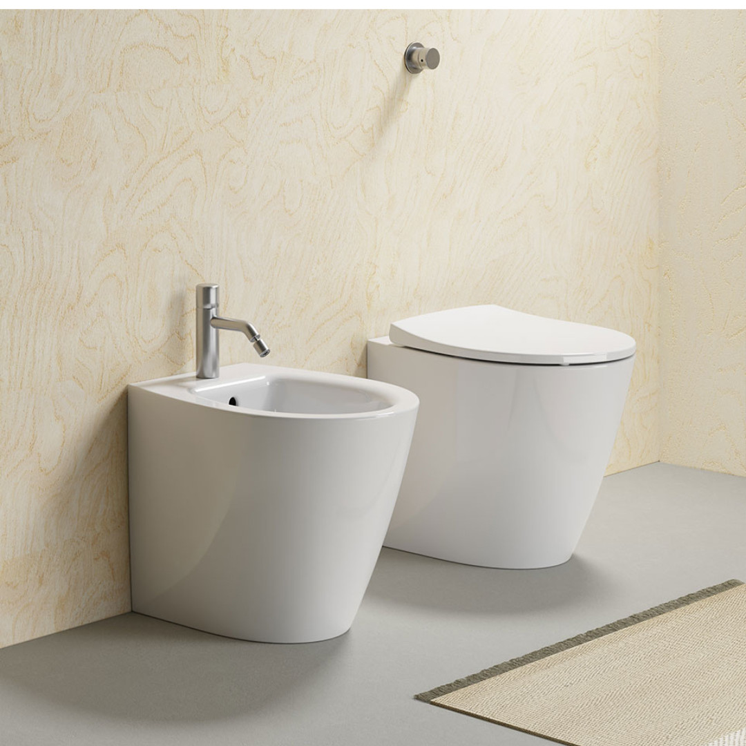 Coppia Sanitari Filomuro Vaso e Bidet a Terra Senza Brida + Coprivaso Soft-Close | Gsi Modo 52.37