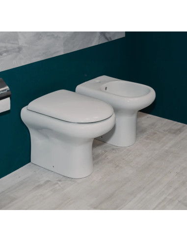 Coppia Sanitari Filomuro Vaso e Bidet  a Terra + Coprivaso Tradizionale | Rak Compact 51.37 Coppia Sanitari