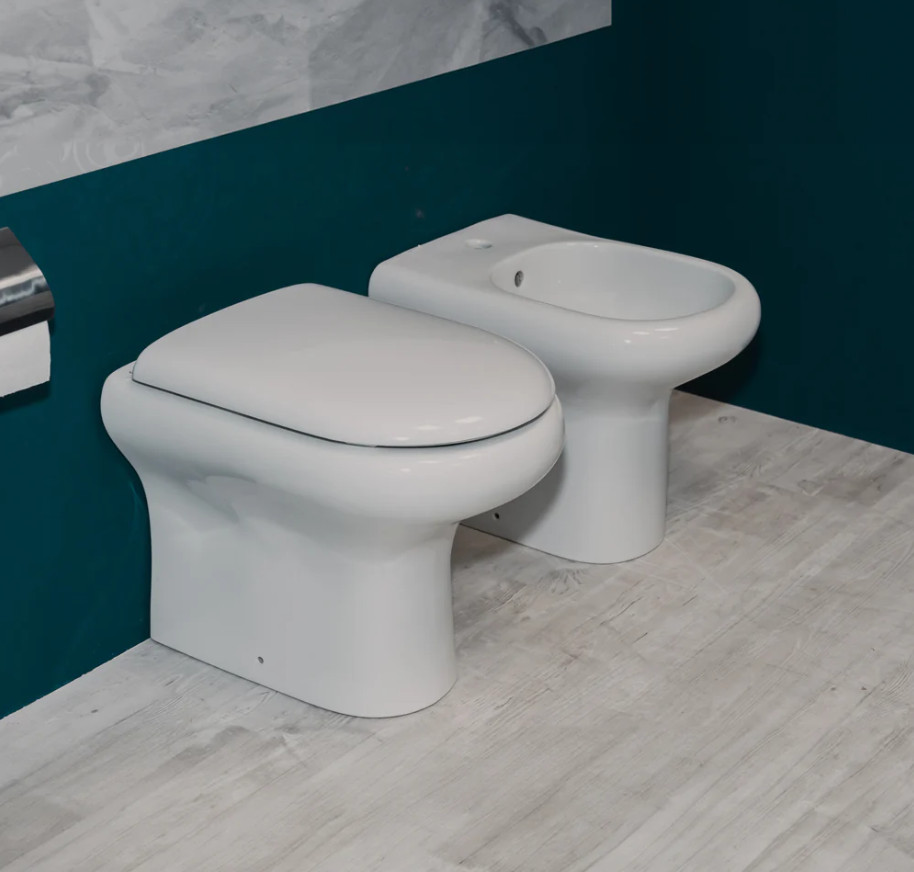 Coppia Sanitari Filomuro Vaso e Bidet  a Terra + Coprivaso Tradizionale | Rak Compact 51.37
